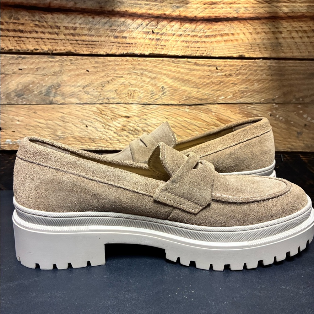 Elegant Women's Suede Loafers - Beige